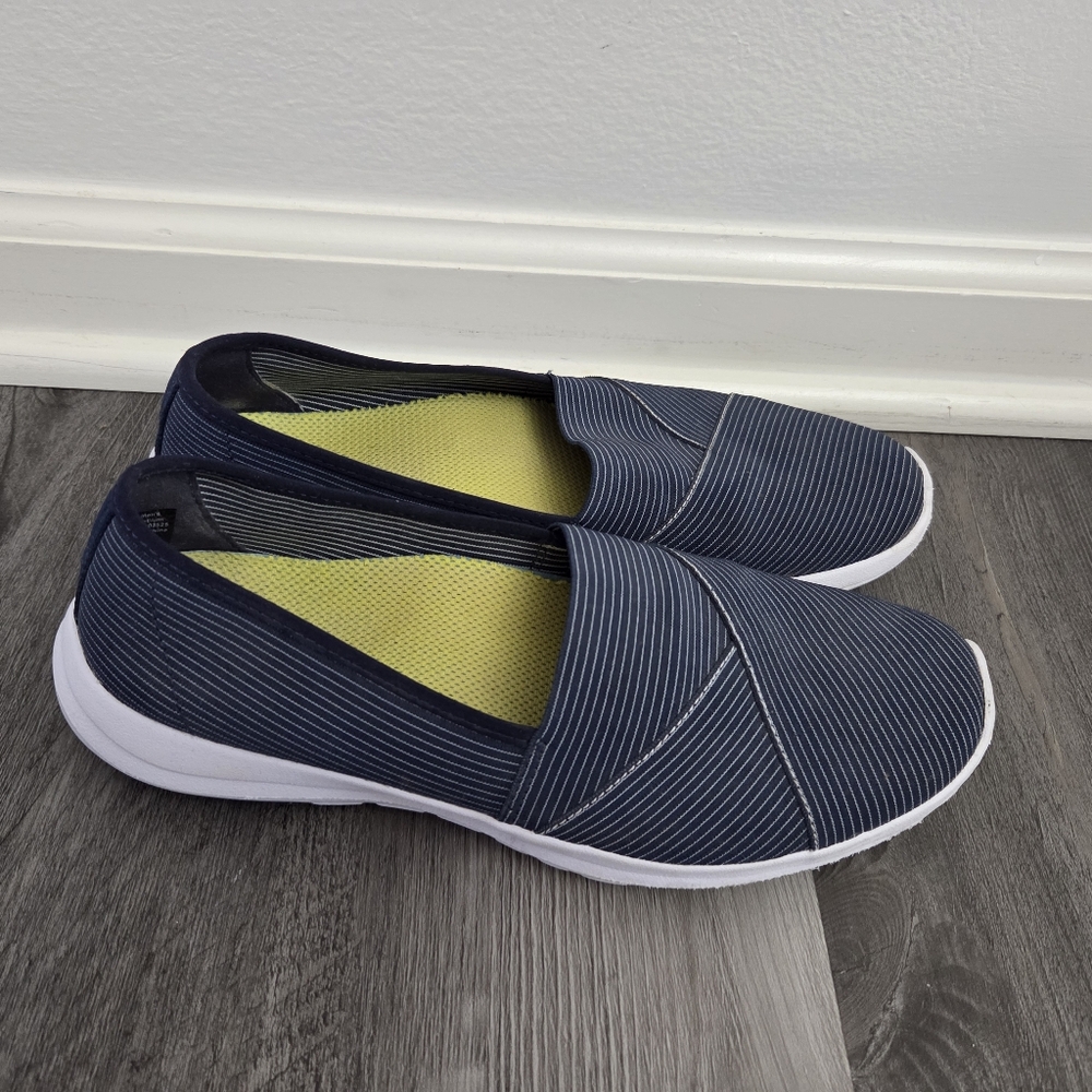 L.L. Bean Back Cove Slip On Sneaker Women’s Shoes Size 9 Color Navy Blue